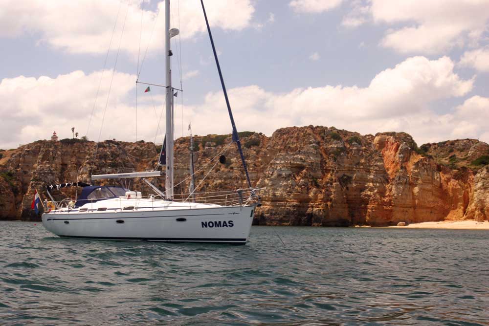 Ankie en Cees en de NOMAS voor anker bij Lagos (Portugal).