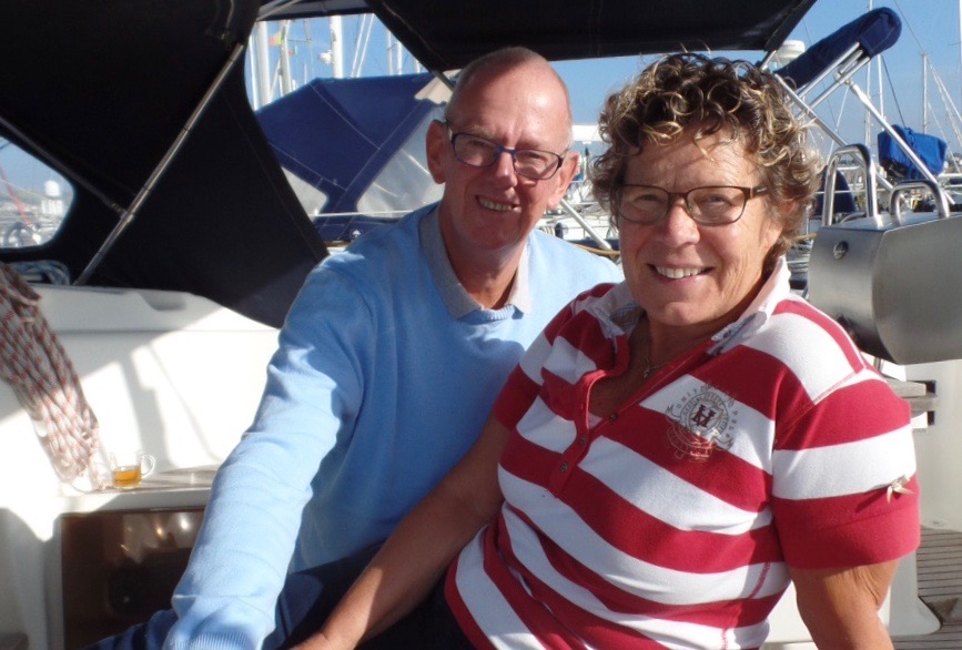 Ankie en Cees van Dijk aan boord van de Nomas.