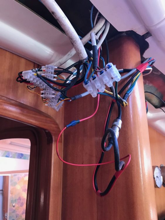 Draden die allemaal moeten worden ontkoppeld voordat de mast van de boot kan worden gehaald.
