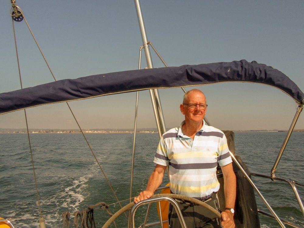 Cees zeilt met de NOMAS en heeft het roer stevig in handen.