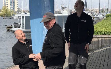 Medewerkers van Jachtservice Flevoland monteren het roer van de Nomas.