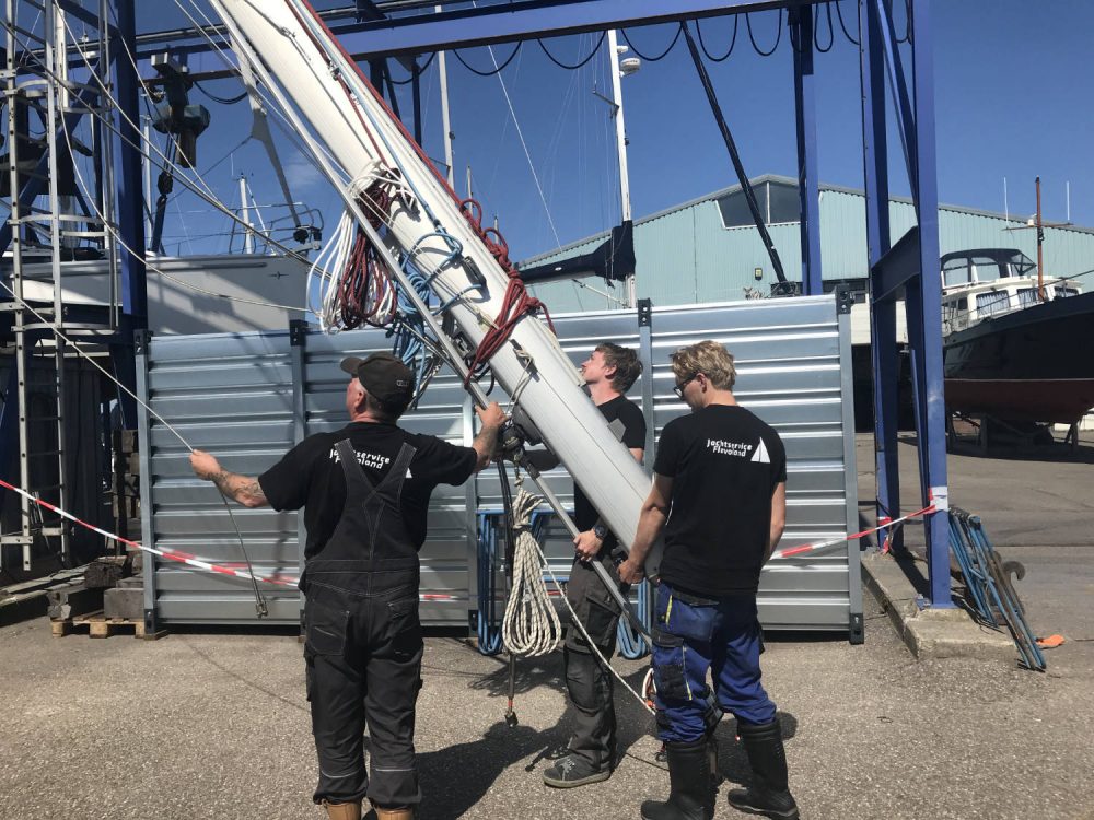 De mast wordt opgehesen