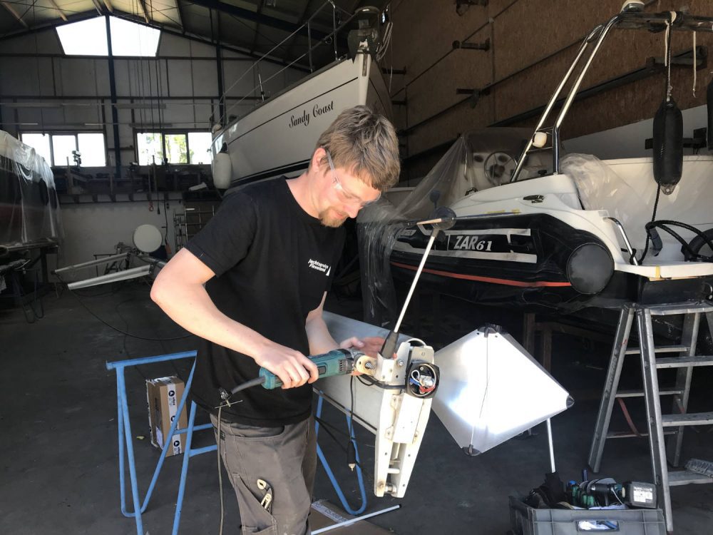 Tom van Jachtservice Flevoland monteert de marifoonantenne