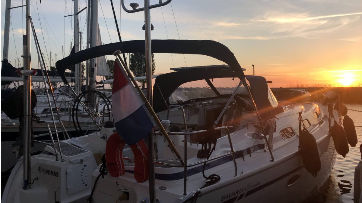 Nomas zonder mast bij zonsondergang