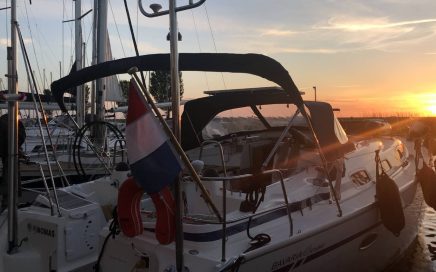 Nomas zonder mast bij zonsondergang