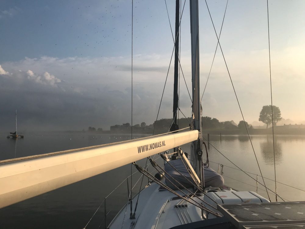 Nomas voor anker bij Makkum.