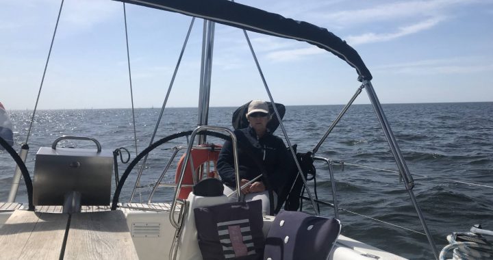 Ankie houdt zicht op de drukke scheepvaart op het IJsselmeer