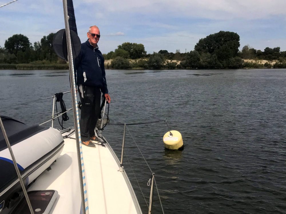 Op het Haringvliet pikken we bij Hellevoetsluis een meerboei op.