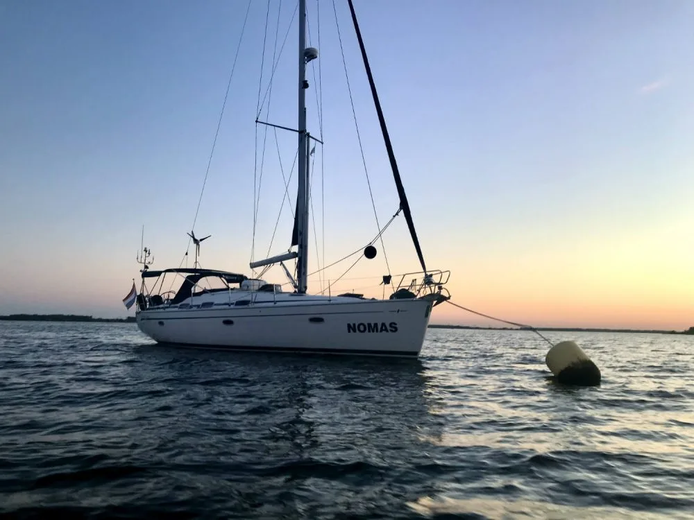 NOMAS aan een meerboei bij Tiengemeten.