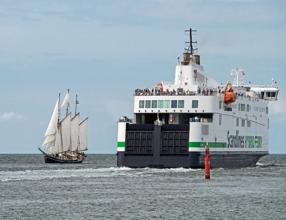 Zeilschip en ferry op de Oostzee (foto pixabay.com).