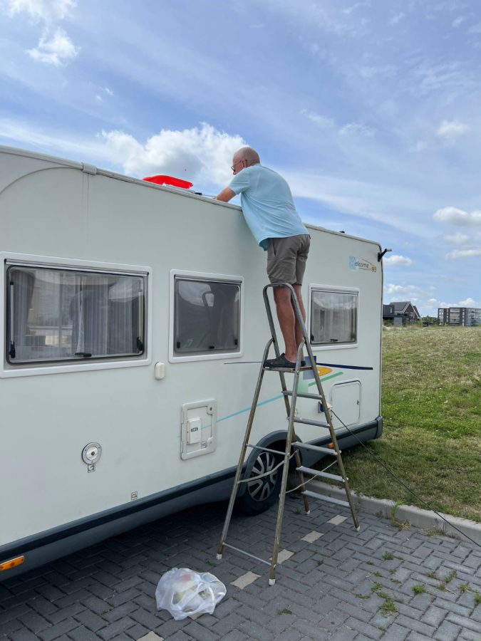 Cees poetst de camper.