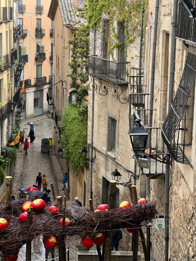 Smalle straten in Girona.