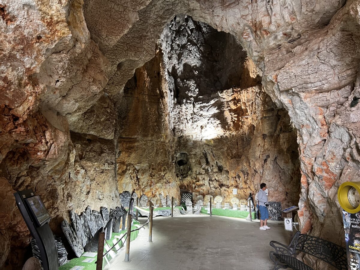 Langs de wanden bij de ingang van Las Cuevas de las Calaveras staan fraai geslepen stenen.
