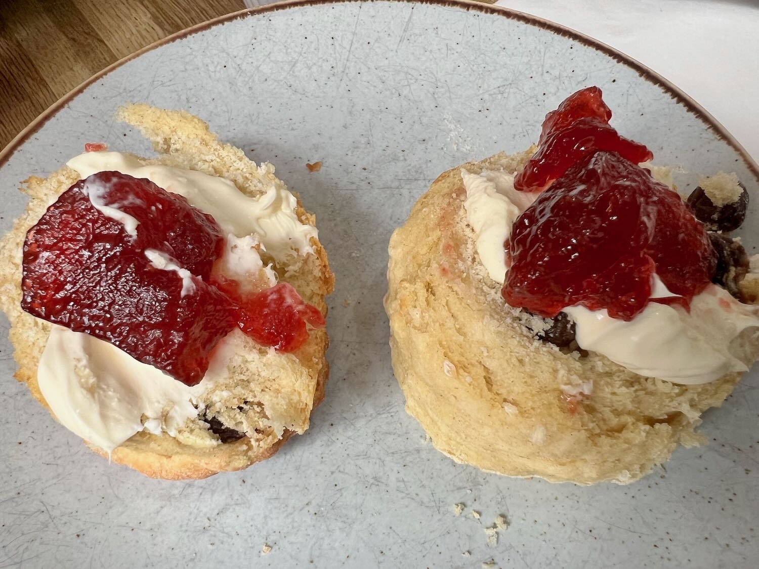 Scones met clotted cream