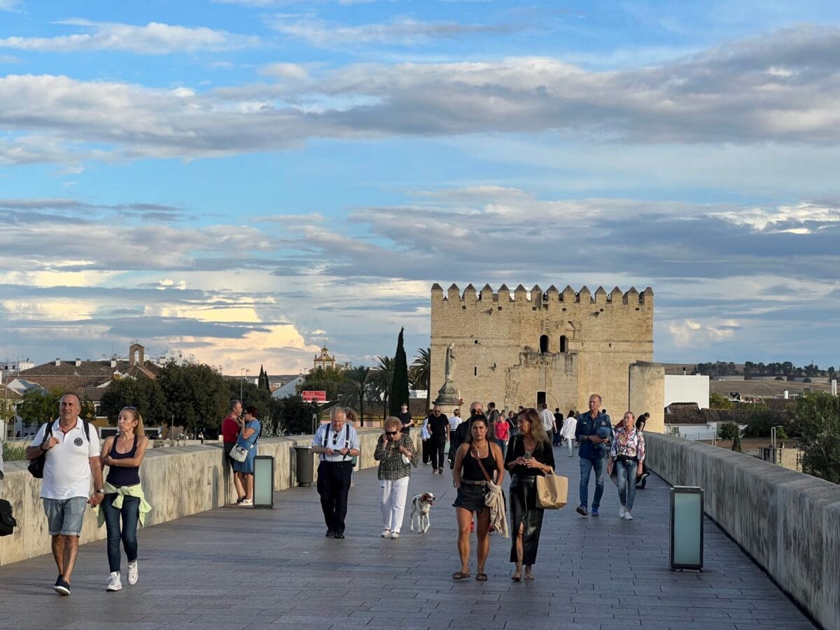 Later op de avond wandelen we in Córdoba nog een keer over de brug over de Guadalquivir.