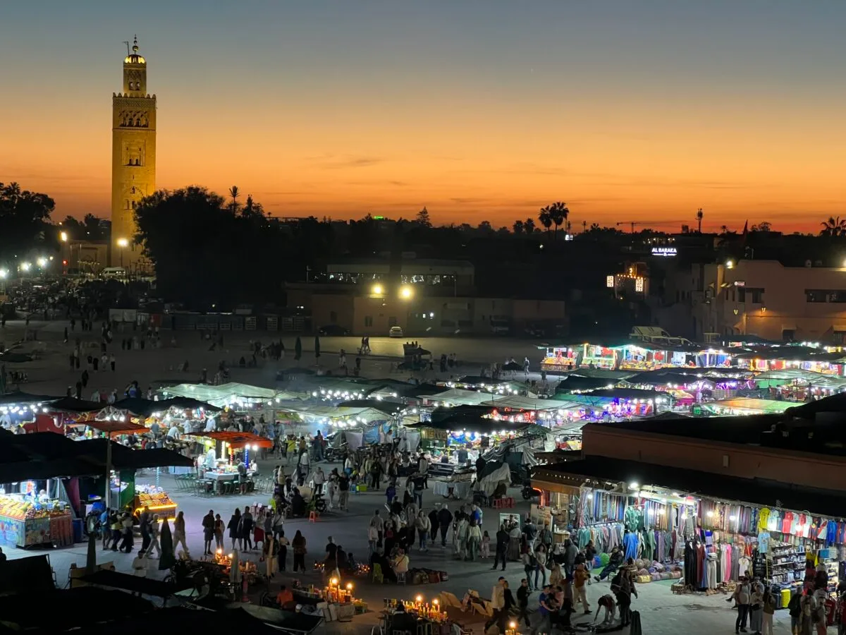 Marrakech bij zonsondergang.